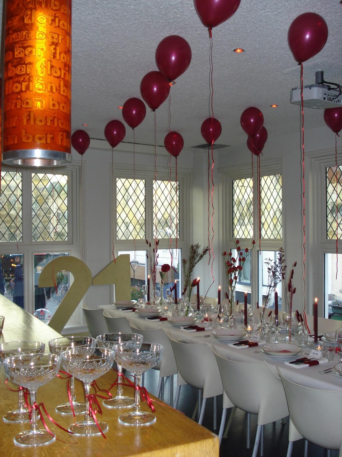 21 diner mooi aangekleed in de bovenzaal van Bar Florian